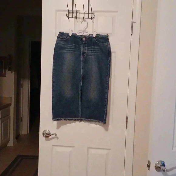 💙🌹denim skirt with slit in front - Picture 5 of 9